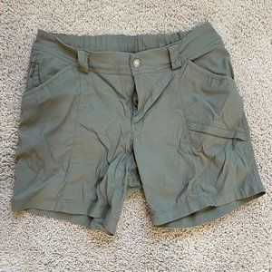 Women's Duluth Trading Company Dry on the Fly 10" Shorts- Green- Size 10